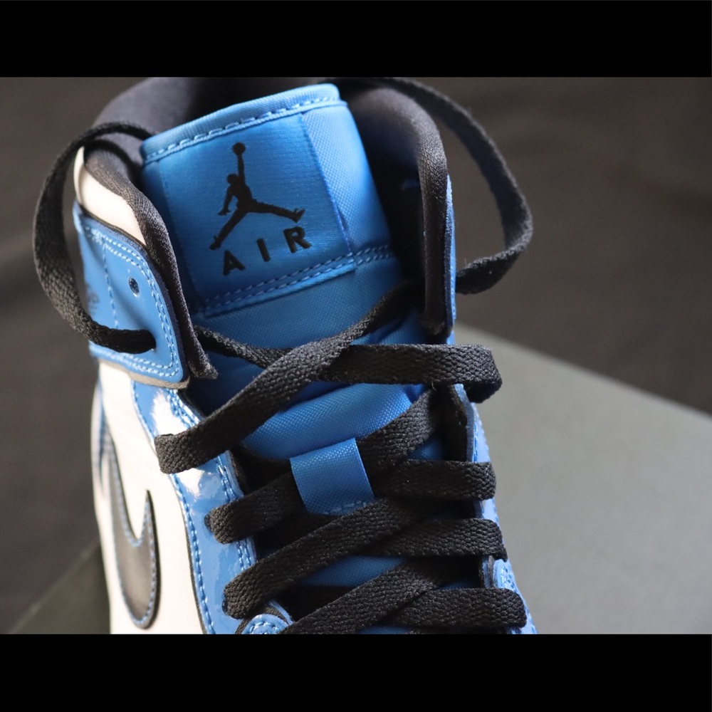 **NWOT** AIR JORDAN 1 MID SE